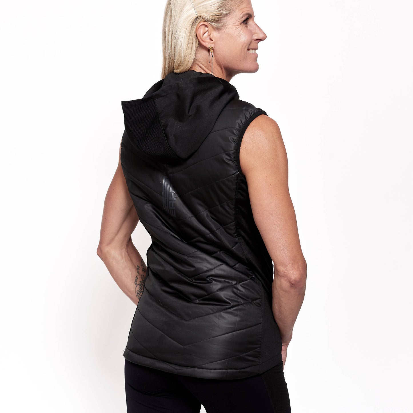Pre-order Løbe vest 2.0 sort – Rikke Hørlykke x Winnershape